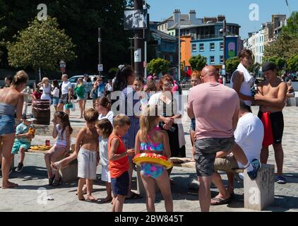 FOLKESTONE, KENT, GROSSBRITANNIEN. Mai 2020. Die Menschen genießen die Sommerwochenendsonne, aber nicht die soziale Distanz am Folkestone Hafen, da die Regierungslockierung am Montag weiter entspannt werden wird, einschließlich der Möglichkeit, Gruppen von 6 Personen zu treffen, während die COVID-19 Pandemie am 30. Mai 2020 in High Wycombe, Bucks, andauert. Foto von Alan Stanford. Kredit: Prime Media Images/Alamy Live News Stockfoto