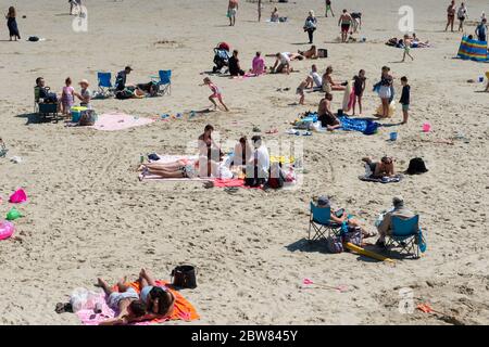 FOLKESTONE, KENT, GROSSBRITANNIEN. Mai 2020. Die Leute genießen die Sommerwochenende Sonne, indem sie sich im Folkestone Hafen entspannen, da die Regierungslockerung am Montag weiter entspannt sein wird, einschließlich der Möglichkeit, Gruppen von 6 Personen zu treffen, während die COVID-19 Pandemie am 30. Mai 2020 in High Wycombe, Bucks, andauert. Foto von Alan Stanford. Kredit: Prime Media Images/Alamy Live News Stockfoto