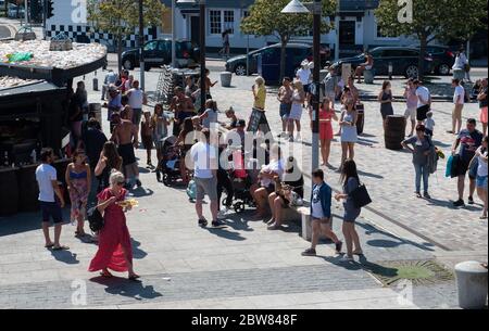 FOLKESTONE, KENT, GROSSBRITANNIEN. Mai 2020. Die Menschen genießen die Sommerwochenendsonne, aber nicht die soziale Distanz am Folkestone Hafen, da die Regierungslockierung am Montag weiter entspannt werden wird, einschließlich der Möglichkeit, Gruppen von 6 Personen zu treffen, während die COVID-19 Pandemie am 30. Mai 2020 in High Wycombe, Bucks, andauert. Foto von Alan Stanford. Kredit: Prime Media Images/Alamy Live News Stockfoto