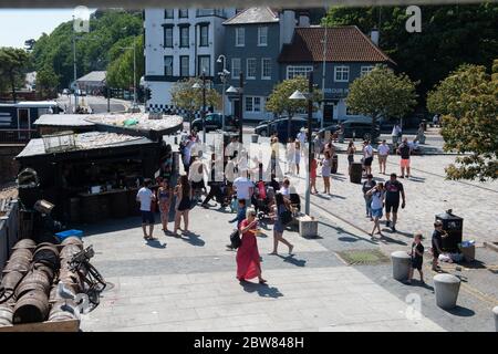 FOLKESTONE, KENT, GROSSBRITANNIEN. Mai 2020. Die Menschen genießen die Sommerwochenendsonne, aber nicht die soziale Distanz am Folkestone Hafen, da die Regierungslockierung am Montag weiter entspannt werden wird, einschließlich der Möglichkeit, Gruppen von 6 Personen zu treffen, während die COVID-19 Pandemie am 30. Mai 2020 in High Wycombe, Bucks, andauert. Foto von Alan Stanford. Kredit: Prime Media Images/Alamy Live News Stockfoto