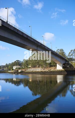 Zugbrücke von unten Stockfoto