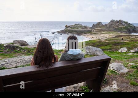 Zwei Touristen betrachten castro de Baroña Stockfoto