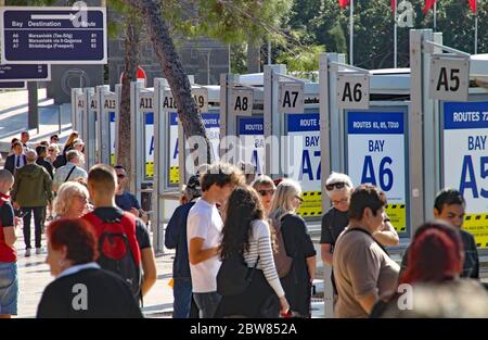 VALLETTA, MALTA - 10. NOVEMBER 2019: Die Leute warten an einer langen Reihe von Bushaltestellen am Busbahnhof Valletta Stockfoto