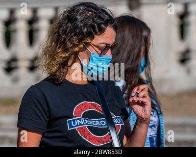 London, Großbritannien. Mai 2020. Touristen auf der Mall, als die Sonne wieder herauskommt. Die "Lockdown" geht weiter für den Ausbruch des Coronavirus (Covid 19) in London. Kredit: Guy Bell/Alamy Live News Stockfoto