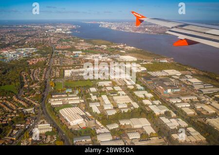Einfacher Jet-Flug über den Fluss Mersey zum Flughafen Liverpool John lennon, Merseyside, Liverpool, England, Großbritannien Stockfoto