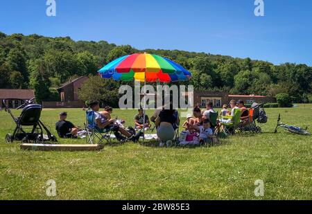 HIGH WYCOMBE, BUCKINGHAMSHIRE, GROSSBRITANNIEN. Mai 2020. Die Menschen genießen die Sommerwochenende Sonne, indem sie sich im ROGGENPARK entspannen, da die Regierungslockerung am Montag weiter entspannt werden wird, einschließlich der Möglichkeit, Gruppen von 6 Personen zu treffen, während die COVID-19 Pandemie am 29. Mai 2020 in High Wycombe, Bucks, andauert. Foto von Andy Rowland. Kredit: Prime Media Images/Alamy Live News Stockfoto