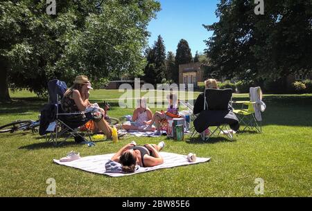 HIGH WYCOMBE, BUCKINGHAMSHIRE, GROSSBRITANNIEN. Mai 2020. Die Menschen genießen die Sommerwochenende Sonne, indem sie sich im ROGGENPARK entspannen, da die Regierungslockerung am Montag weiter entspannt werden wird, einschließlich der Möglichkeit, Gruppen von 6 Personen zu treffen, während die COVID-19 Pandemie am 29. Mai 2020 in High Wycombe, Bucks, andauert. Foto von Andy Rowland. Kredit: Prime Media Images/Alamy Live News Stockfoto