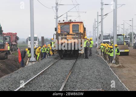 (200530) -- STARA PAZOVA, 30. Mai 2020 (Xinhua) -- Arbeiter werden am 30. Mai 2020 auf der Baustelle der Belgrad-Budapest-Eisenbahn in Stara Pazova, Serbien, gesehen. Die Eisenbahn Belgrad-Budapest sei für die Beziehungen zwischen China und Serbien, den Lebensstandard der Bürger und den Warenfluss von immenser Bedeutung, sagte der serbische Präsident Aleksandar Vucic am Samstag und äußerte sich zufrieden mit dem bisherigen Fortschritt der Bauarbeiten. (Dimitrije Goll/Büro des serbischen Präsidenten/Handout über Xinhua) Stockfoto