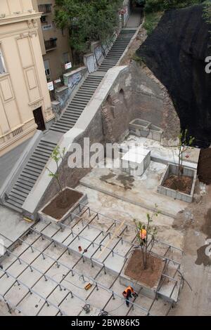 Belgrad, Serbien - 21. Mai 2020: Bauarbeiter arbeiten auf der Baustelle unter der Brücke in Karadjordjeva Straße Wiederaufbau-Projekt, Hi Stockfoto