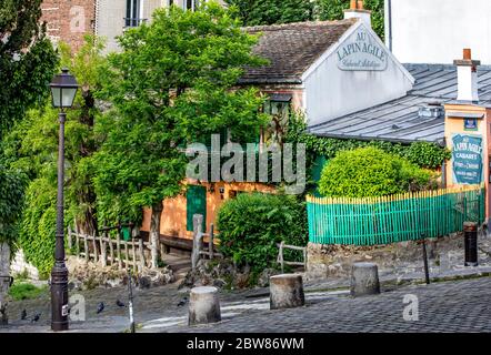 Paris, Frankreich - 12. Mai 2020: Altes Cabaret Au Lapin Agile im Viertel Montmartre. Im Kabarett kamen Pariser Bohemians: Picasso, Renoir, Verlaine Stockfoto