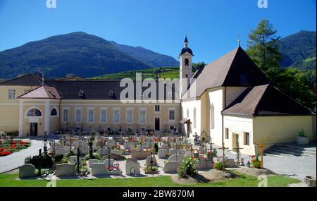 Altes Gebäude der Abtei von novacella, in italien, tirol, historisches Alpenkloster, mit schönen Weinbergen, Weinproduzenten Stockfoto