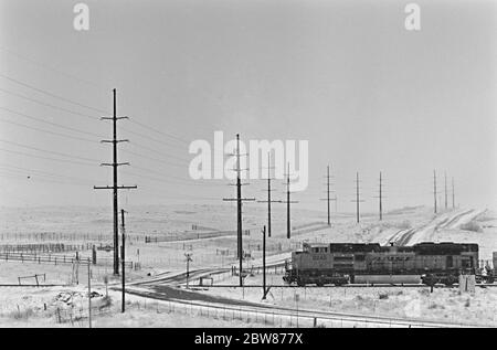 BNSF Freight Train überquert eine Schneebahn in Colorado in Schwarz und Weiß Stockfoto