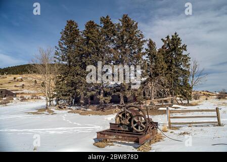 Bergbauausrüstung und Bergarbeiterheim im Vindicator Valley, Colorado Stockfoto