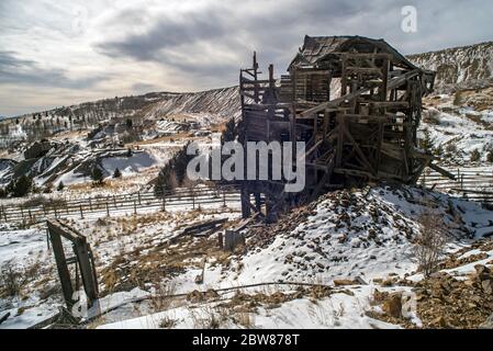 Verlassene Bergbaugebäude in der Geisterstadt Vindicator Valley Stockfoto