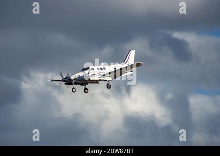 Beechcraft King Air 90 bei der Anfahrt zum Land am Centennial Airport Stockfoto