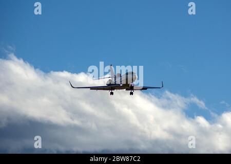 Dassault Falcon 7X bei der Anfahrt zum Land am Centennial Airport Stockfoto