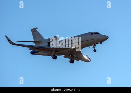 Dassault Falcon 7X bei der Anfahrt zum Land am Centennial Airport Stockfoto