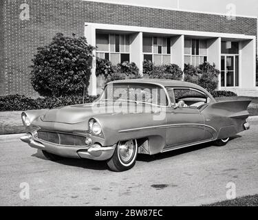 1950S BUICK SEDANETTE CONCEPT AUTOMOBIL ANGEPASST VON BOB METZ ERSCHIEN IN TIME MACHINE FILM ÜBER 30 SEKUNDEN HOLLYWOOD CA USA - ASPY5502 ASP001 HARS KONZEPT KONZEPTIONELLE STILLLEBEN AUTOMOBILE SEKUNDEN STILVOLLE FAHRZEUGE 30 ERSCHIEN BOB BUICK MASSGESCHNEIDERTE SCHWARZ-WEISS-SAMMLERSTÜCK ALTMODISCHE SELTEN Stockfoto