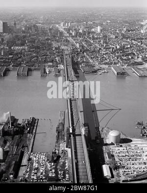 1950S 1960ER LUFTAUFNAHME BEN FRANKLIN BRÜCKE GEBAUT 1923 BLICK HINUNTER ÜBER DELAWARE FLUSS NACH PHILADELPHIA PA VON CAMDEN NJ USA - B3601 LAN001 HARS STÄDTE KEYSTONE STAAT NEW JERSEY PARKPLÄTZE PANORAMA GEBAUT DELAWARE FLUSS WATERFRONT 1923 LUFTAUFNAHME SCHWARZ-WEISS FABRIKEN ALTMODISCHE PIERS HÄNGEBRÜCKE Stockfoto