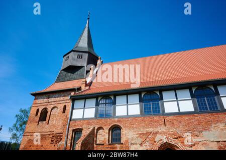 Kirche der Heiligen Schutzengel aus dem 14. Jahrhundert in Cedry Wielkie. Polen Stockfoto