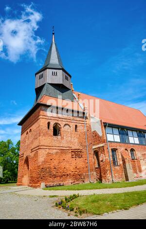 Kirche der Heiligen Schutzengel aus dem 14. Jahrhundert in Cedry Wielkie. Polen Stockfoto