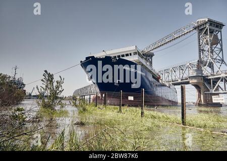 Astrachan/Russland-29. Mai 2020: Die Fracht-Passagier-Fähre 'Composer Rachmaninoff' lief am Abend des 27. Mai 2020 nahe der Astrachan Old Bridge auf Grund. Stockfoto