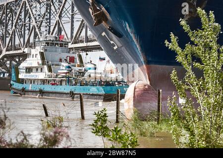 Astrachan/Russland-29. Mai 2020: Die Fracht-Passagier-Fähre 'Composer Rachmaninoff' lief am Abend des 27. Mai 2020 nahe der Astrachan Old Bridge auf Grund. Stockfoto