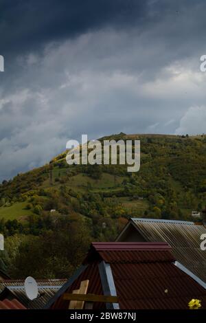 Wunderbare Berglandschaft mit bunten Wald auf schönen bewölkten Himmel Hintergrund, natürliche Outdoor-Reise Hintergrund. Die Schönheit der Karpaten. Stockfoto