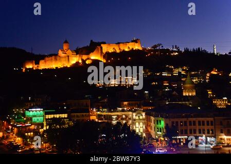 Tbilisi: Panoramablick am Abend / Dämmerung, mit Narikala Festung, Kura Fluss, Sololaki Hügel. Republik Georgien Stockfoto