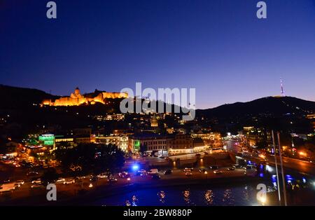 Tbilisi: Panoramablick am Abend / Dämmerung, mit Narikala Festung, Kura Fluss, Sololaki Hügel. Republik Georgien Stockfoto