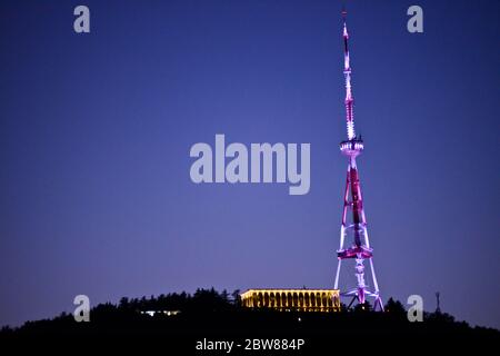 Tbilisi: Fernsehturm bei Sonnenuntergang. Republik Georgien Stockfoto