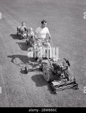 1950S MANN VATER MÄHEN GRAS FAHREN REITEN GROSSE RASENMÄHER ABSCHLEPPEN ZWEI JUNGEN SÖHNE BRÜDER SITZEN IN EINEM WAGEN - G5630 HEL001 HARS ALTE MODE 1 MÄHER DUMM WAGEN JUGENDLICHE COMIC SICHERHEIT TEAMARBEIT RASENMÄHER MÄHEN SÖHNE FREUDE LIFESTYLE BRÜDER LÄNDLICHEN LEBENS KOPIEREN RAUM VOLLER LÄNGE PERSONEN MÄNNER RISIKO GESCHWISTER TRANSPORT VÄTER B & W ZIELE HUMORVOLLE GLÜCK HIGH ANGLE CHORE STRATEGIE VÄTER FORTSCHRITT ERHOLUNG KOMISCHE INNOVATION EIN IN GELEGENHEIT GESCHWISTER MIT VERBINDUNG ABSCHLEPPEN HOF ARBEIT KONZEPTIONELLE RASENMÄHER COMEDY PHANTASIE WAGEN KREATIVITÄT WACHSTUM JUGENDLICHE MITTE ERWACHSENE MITTE ERWACHSENE MANN Stockfoto