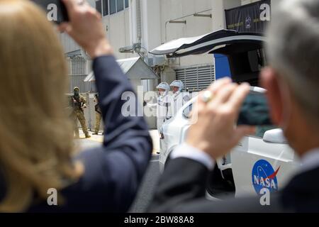 Cape Canaveral, Vereinigte Staaten von Amerika. 30 Mai 2020. Die NASA-Astronauten Douglas Hurley, links, und Robert Behnken, die ihre SpaceX-Raumanzüge tragen, geben den Daumen nach oben, als sie das Neil Armstrong Operations and Checkout Building für den Launch Complex 39A für den Demo-2-Missionsstart im Kennedy Space Center verlassen 30. Mai 2020 Cape Canaveral, Florida. Einen zweiten Startversuch machen die Astronauten beim ersten kommerziellen Start, der Astronauten zur Internationalen Raumstation transportiert. Quelle: Bill Ingalls/NASA/Alamy Live News Stockfoto