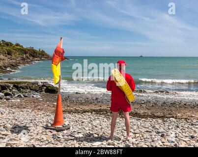 Fountainstown, Cork, Irland. Mai 2020. - Rettungsschwimmer Brian Cronin beobachtet Aktivitäten am Strand und Wasser an einem heißen Wochenende in Fountainstown, Co. Cork, Irland. - das Wetter für den Feiertag wird warm und sonnig sein, mit Temperaturen zwischen 22-26 Grad celsius. - Credit; David Creedon / Alamy Live News Stockfoto