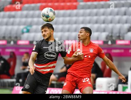 München, Deutschland, 30. Mai 2020, Steven SKRZYBSKI (D) gegen Serge GNABRY (M) beim Spiel 1.Bundesliga FC BAYERN MÜNCHEN - FORTUNA DÜSSELDORF in der Saison 2019/2020 am 29.Spieltag. Foto: © Peter Schatz / Alamy Live News / Frank Hörmann/Sven Simon/Pool - DFL-BESTIMMUNGEN VERBIETEN DIE VERWENDUNG VON FOTOS als BILDSEQUENZEN und/oder QUASI-VIDEO - Nationale und internationale Nachrichtenagenturen DÜRFEN NUR redaktionell verwendet werden Stockfoto