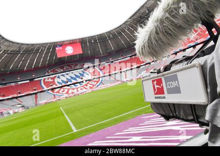 München, Deutschland, 30. Mai 2020, Fernsehkamera, Allianz-Arena, unsere Zuschauertribäne, beim Spiel 1.Bundesliga FC BAYERN MÜNCHEN - FORTUNA DÜSSELDORF in der Saison 2019/2020 am 29.Spieltag. Foto: © Peter Schatz / Alamy Live News / Frank Hörmann/Sven Simon/Pool - DFL-BESTIMMUNGEN VERBIETEN DIE VERWENDUNG VON FOTOS als BILDSEQUENZEN und/oder QUASI-VIDEO - Nationale und internationale Nachrichtenagenturen DÜRFEN NUR redaktionell verwendet werden Stockfoto