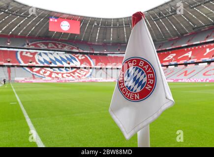 München, Deutschland, 30. Mai 2020, Eckfahne, Allianz-Arena, unsere Zuschauertribäne, beim Spiel 1.Bundesliga FC BAYERN MÜNCHEN - FORTUNA DÜSSELDORF in der Saison 2019/2020 am 29.Spieltag. Foto: © Peter Schatz / Alamy Live News / Frank Hörmann/Sven Simon/Pool - DFL-BESTIMMUNGEN VERBIETEN DIE VERWENDUNG VON FOTOS als BILDSEQUENZEN und/oder QUASI-VIDEO - Nationale und internationale Nachrichtenagenturen DÜRFEN NUR redaktionell verwendet werden Stockfoto