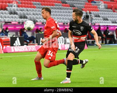 München, Deutschland, 30. Mai 2020, Oliver BATISTA MEIER, FCB 34 gegen Niko GIESSELMANN, DUS 23 beim Spiel 1.Bundesliga FC BAYERN MÜNCHEN - FORTUNA DÜSSELDORF in der Saison 2019/2020 am 29.Spieltag. Foto: © Peter Schatz / Alamy Live News / Frank Hörmann/Sven Simon/Pool - DFL-BESTIMMUNGEN VERBIETEN DIE VERWENDUNG VON FOTOS als BILDSEQUENZEN und/oder QUASI-VIDEO - Nationale und internationale Nachrichtenagenturen DÜRFEN NUR redaktionell verwendet werden Stockfoto