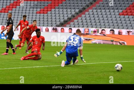 München, Deutschland, 30. Mai 2020, Alphonso DAVIES, FCB 19 erzielt, schießt Tor für 5:0, Florian KASTENMEIER, DUS 33 beim Spiel 1.Bundesliga FC BAYERN MÜNCHEN - FORTUNA DÜSSELDORF in der Saison 2019/2020 am 29.Spieltag. Foto: © Peter Schatz / Alamy Live News / Frank Hörmann/Sven Simon/Pool - DFL-BESTIMMUNGEN VERBIETEN DIE VERWENDUNG VON FOTOS als BILDSEQUENZEN und/oder QUASI-VIDEO - Nationale und internationale Nachrichtenagenturen DÜRFEN NUR redaktionell verwendet werden Stockfoto