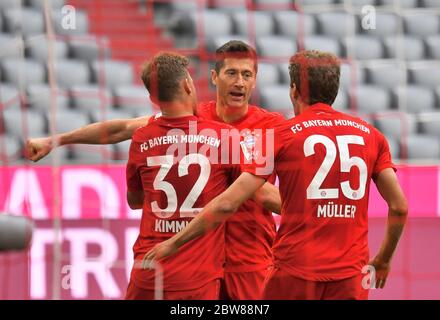 München, Deutschland, 30. Mai 2020, Robert LEWANDOWSKI (M) schiesst das Tor zum 3:0, feiert sein Tor mit Thomas MÜLLER, MÜLLER, FCB 25 Joshua KIMMICH, FCB 32 beim Spiel 1.Bundesliga FC BAYERN MÜNCHEN - FORTUNA DÜSSELDORF in der Saison 2019/2020 am 29.Spieltag. Foto: © Peter Schatz / Alamy Live News / Frank Hörmann/Sven Simon/Pool - DFL-BESTIMMUNGEN VERBIETEN DIE VERWENDUNG VON FOTOS als BILDSEQUENZEN und/oder QUASI-VIDEO - Nationale und internationale Nachrichtenagenturen DÜRFEN NUR redaktionell verwendet werden Stockfoto