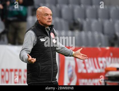 München, Deutschland, 30. Mai 2020, Uwe RÖSLER, DUS-Headcoach, Teamchef, beim Spiel 1.Bundesliga FC BAYERN MÜNCHEN - FORTUNA DÜSSELDORF in der Saison 2019/2020 am 29.Spieltag. Foto: © Peter Schatz / Alamy Live News / Frank Hörmann/Sven Simon/Pool - DFL-BESTIMMUNGEN VERBIETEN DIE VERWENDUNG VON FOTOS als BILDSEQUENZEN und/oder QUASI-VIDEO - Nationale und internationale Nachrichtenagenturen DÜRFEN NUR redaktionell verwendet werden Stockfoto