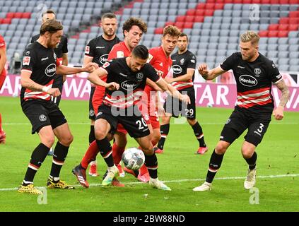 München, Deutschland, 30. Mai 2020, Steven SKRZYBSKI, DUS 20 Andre HOFFMANN, DUS 3 Adam BODZEK, D 13 gegen Alvaro ODRIOZOLA, FCB 2 Joshua KIMMICH, FCB 32 beim Spiel 1.Bundesliga FC BAYERN MÜNCHEN - FORTUNA DÜSSELDORF in der Saison 2019/2020 am 29.Spieltag. Foto: © Peter Schatz / Alamy Live News / Frank Hörmann/Sven Simon/Pool - DFL-BESTIMMUNGEN VERBIETEN DIE VERWENDUNG VON FOTOS als BILDSEQUENZEN und/oder QUASI-VIDEO - Nationale und internationale Nachrichtenagenturen DÜRFEN NUR redaktionell verwendet werden Stockfoto