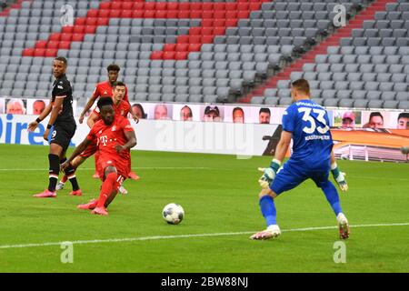 München, Deutschland, 30. Mai 2020, Alphonso DAVIES, FCB 19 erzielt, schießt Tor für 5:0, Florian KASTENMEIER, DUS 33 beim Spiel 1.Bundesliga FC BAYERN MÜNCHEN - FORTUNA DÜSSELDORF in der Saison 2019/2020 am 29.Spieltag. Foto: © Peter Schatz / Alamy Live News / Frank Hörmann/Sven Simon/Pool - DFL-BESTIMMUNGEN VERBIETEN DIE VERWENDUNG VON FOTOS als BILDSEQUENZEN und/oder QUASI-VIDEO - Nationale und internationale Nachrichtenagenturen DÜRFEN NUR redaktionell verwendet werden Stockfoto