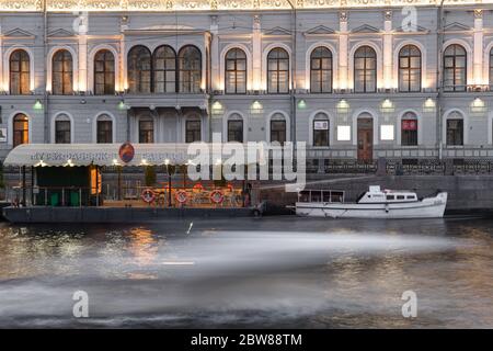 Sankt Petersburg, Russland - 30. Mai 2019: Blick von der anderen Seite des Fontanka-Flusses auf das Gebäude, in dem sich das Faberge-Museum befindet Stockfoto