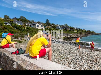 Fountainstown, Cork, Irland. Mai 2020. Erster Tag im Dienst für die Rettungsschwimmer James O' Mahoney, Conor Cronin und Brian Cronin in Fountainstown, Co. Cork, Irland. Das Wetter für den Feiertag wird warm und sonnig sein, mit Temperaturen zwischen 22-26 Grad celsius. - Credit; David Creedon / Alamy Live News Stockfoto