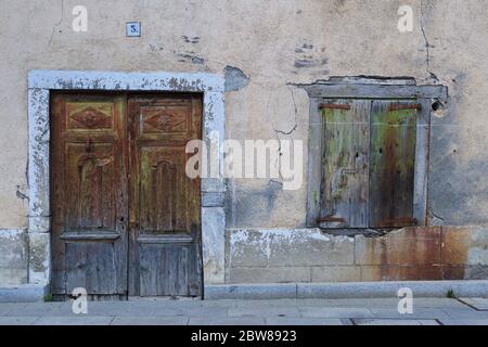 Benasque, Huesca/Spanien; 20. August 2017. Die Eingangstür und ein Fenster eines alten Hauses in Benasque. Stockfoto