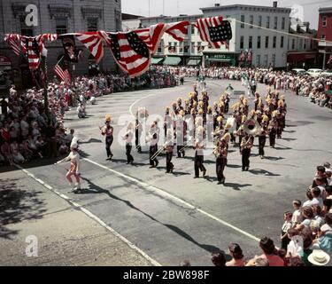 1950ER PATRIOTISCHE 4. JULI PARADE KLEINE STADT PLATZ HIGH SCHOOL MARCHING BAND GETTYSBURG PENNSYLVANIA USA - KP535 HEL001 HARS NATIONAL VEREINIGTE STAATEN KOPIERER RAUM VOLLER LÄNGE PERSONEN VIERTE VEREINIGTE STAATEN VON AMERIKA TEENAGER MÄDCHEN TEENAGER JUNGE UNTERHALTUNG AMERICANA NORDAMERIKA FREIHEIT NORDAMERIKA DARSTELLENDE KUNST WEITWINKEL FEIERN GLÜCK HOCH WINKEL STÄRKE AUFREGUNG ERHOLUNG STOLZ 1776 BUNTING HIGH SCHOOL LOKALEN KONZEPTIONELLEN PATRIOTISCHEN MAJORETTE KLEINE STADT STADT PLATZ ZUSAMMENARBEIT 4. JULI CROSSWALK TROMMEL MAJOR FEDERAL 4. JULI UNABHÄNGIGKEITSTAG 4. JULI ALTMODISCHE PARADEN Stockfoto