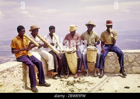 1950S 1960S REPUBLIC OF HAITI NATIVE ORCHESTRA VIER MÄNNER SPIELEN IMPFSTOFF BAMBUS TROMPETEN UND ZWEI SPIELEN BOULA KARIBIK TROMMELN - KR6767 LAN001 HARS UNTERHALTSAME FREUDE LIFESTYLE SOUND MUSIKER FEIER JOBS 6 KOPIE RAUM VOLLER LÄNGE TROMMELN PERSONEN MÄNNER KARIBIK SECHS BERUF UNTERHALTUNG SPIRITUALITÄT MUSIKER PERFORMING ARTS GESCHICKLICHKEIT BERUF GLÜCK FÄHIGKEITEN BAMBUS HIGH ANGLE UND KARRIERE AUFREGUNG REPUBLIC STOLZ IMPFUNG SCHLAGEN BERUFE MUSIKINSTRUMENT KONZEPTIONELLE KULTUR STILVOLLE ANONYME ODER ZUSAMMENARBEIT ENTERTAINER HAITI HAITIAN MITTE ERWACHSENE MITTE ERWACHSENE MANN KÜNSTLER PRIMITIV Stockfoto