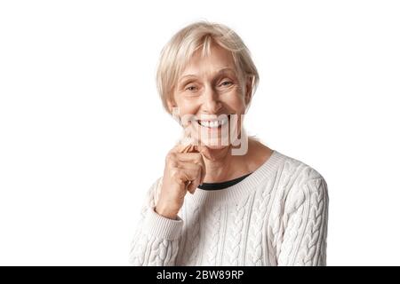 Freistil. Ältere Frau im Pullover stehend isoliert auf weiß lachen fröhlich Nahaufnahme Stockfoto