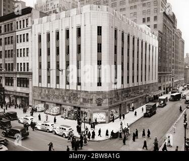 1930ER JAHRE F W WOOLWORTH FIRMENGESCHÄFT AUF DER FIFTH AVENUE AN DER ECKE DER 39TH STREET FUSSGÄNGER AUTOS TAXI TAXIS MIDTOWN MANHATTAN NYC USA - Q38336 CPC001 HARS FRAUEN EINZELHANDEL VEREINIGTE STAATEN KOPIERRAUM DAMEN PERSONEN GESCHÄFTE VEREINIGTE STAATEN VON AMERIKA AUTOMOBIL MÄNNER ECKE GEBÄUDE FUSSGÄNGER TRANSPORT B & W FÜNFTE SHOPPER MIDTOWN STRUKTUR HIGH ANGLE PROPERTY CUSTOMER SERVICE AUTOS EXTERIOR WOOLWORTH NYC STORES REAL ESTATE DIME SELECTION NEW YORK STRUKTUREN AUTOMOBILE STÄDTE UNTERNEHMEN VIELFALT FAHRZEUGE GEBÄUDE NEW YORK CITY KETTE STORE COMMERCE MERCHANDISE SELF-SERVICE ART DECO SCHWARZ UND WEISS Stockfoto